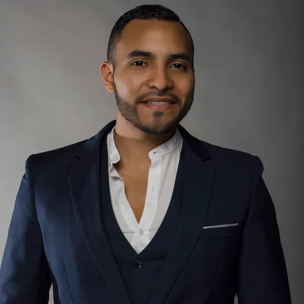 Hugo Olivares — Fundador y arquitecto en Lavish Solutions